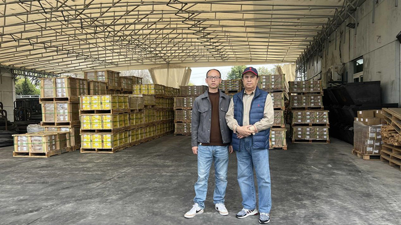 Pelanggan asing mengunjungi pabrik Jiaxing Qunbang Hardware Co., LTD.