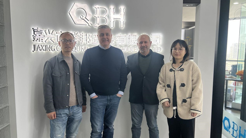 Pelanggan asing mengunjungi Jiaxing Qunbang Hardware Co., LTD.